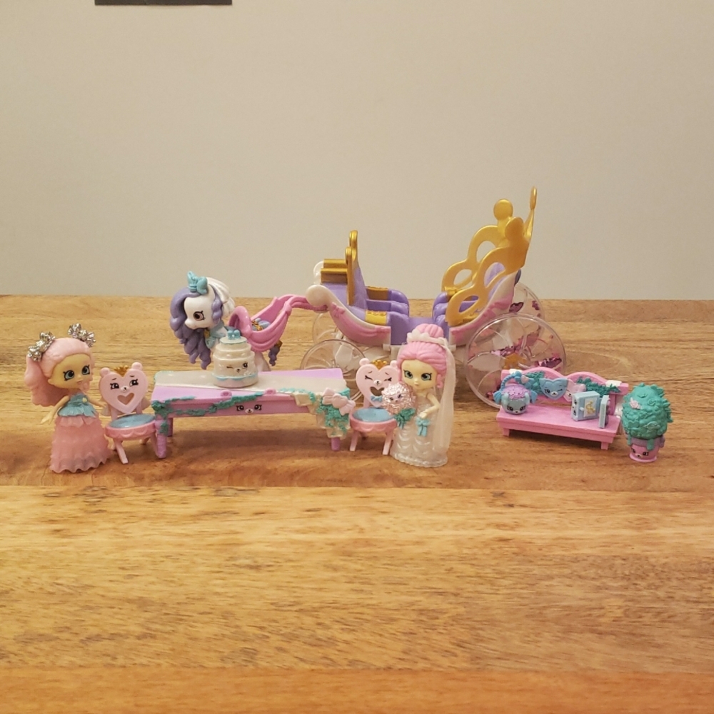 Shopkins Happy Places Royal Crown Wedding Carriage